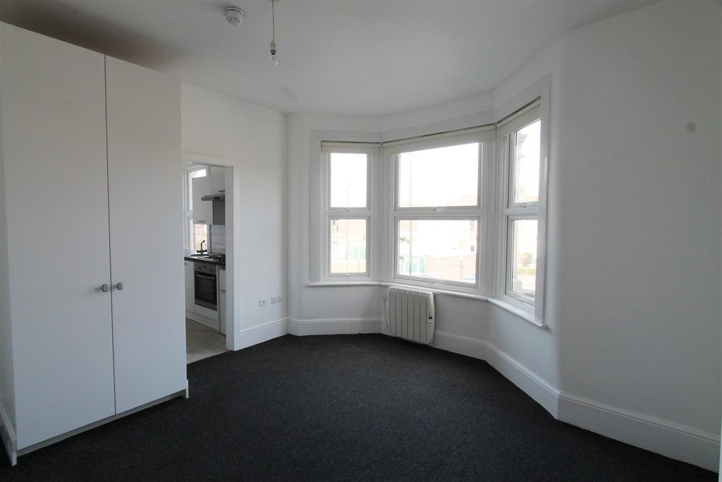 Property photo 2 of 5 Studio