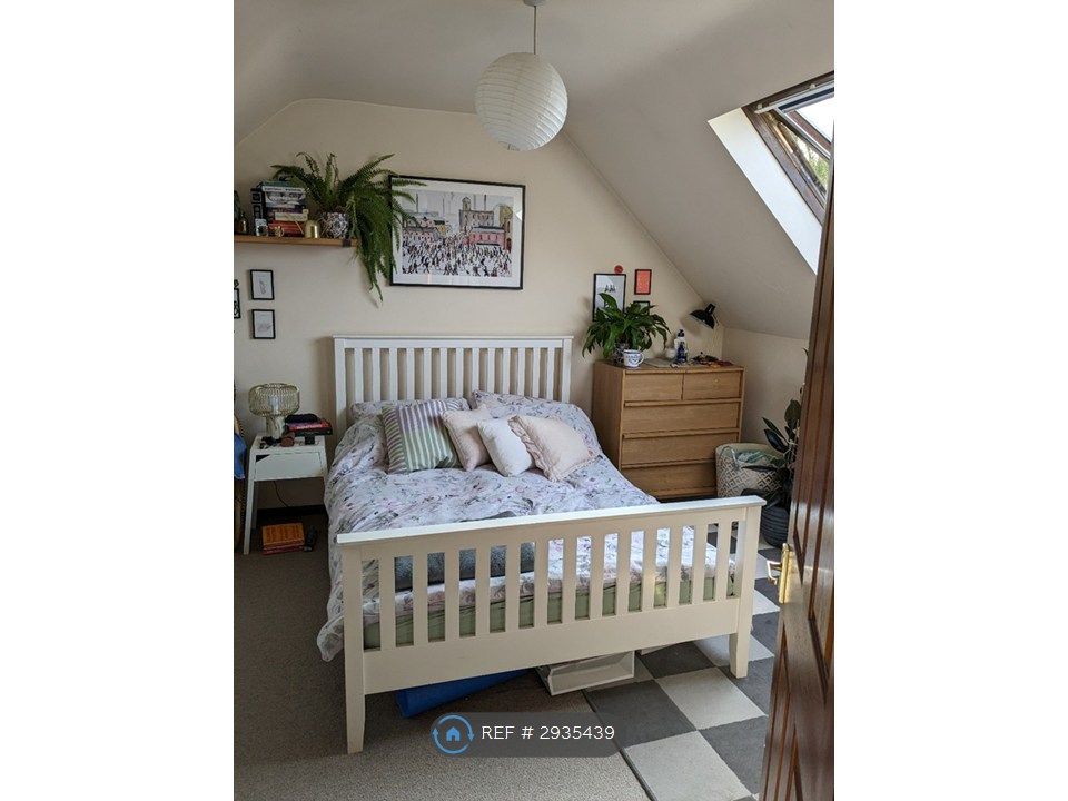 Property photo 3 of 4 Double Bedroom With Built-In Wardrobes