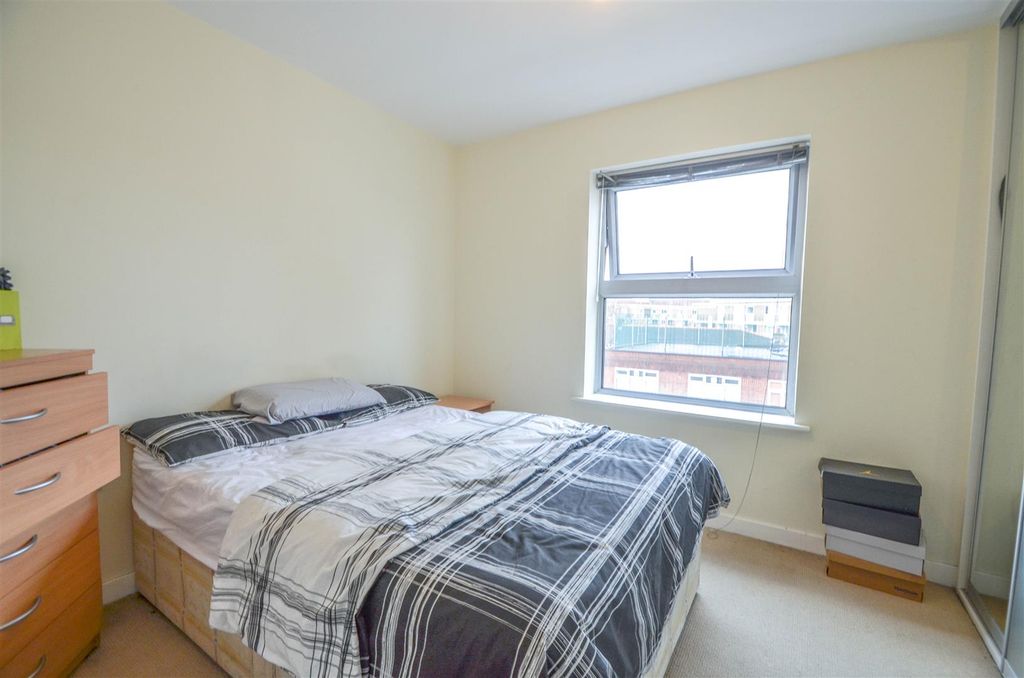 Property photo 3 of 5 Devons Road