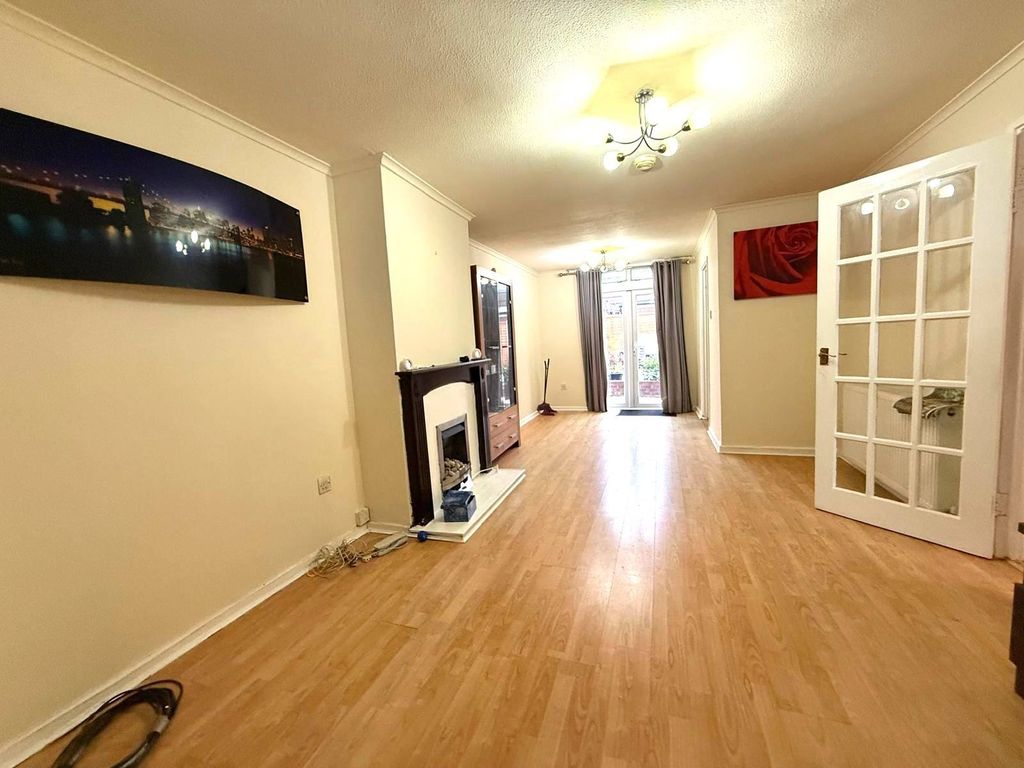Property photo 1 of 12 Four Bedroom House Ideal For Working Families- 2550 Pcm