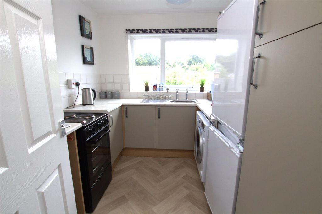 Property photo 2 of 8 Kitchen.Jpg