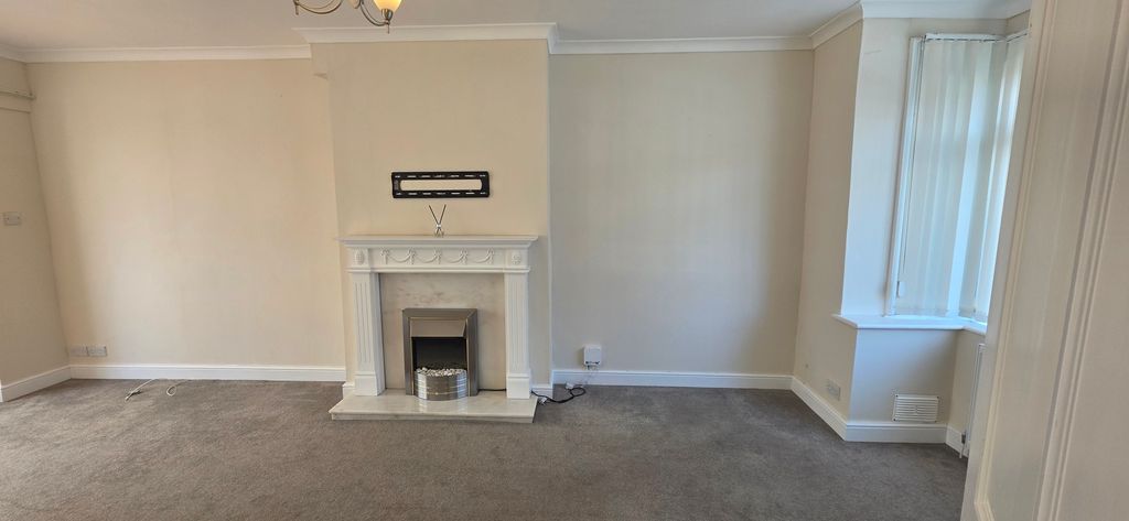 Property photo 3 of 13 Livingroom