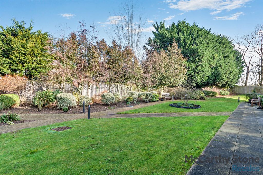 Property photo 3 of 11 8677441-Exterior04-800.Jpg