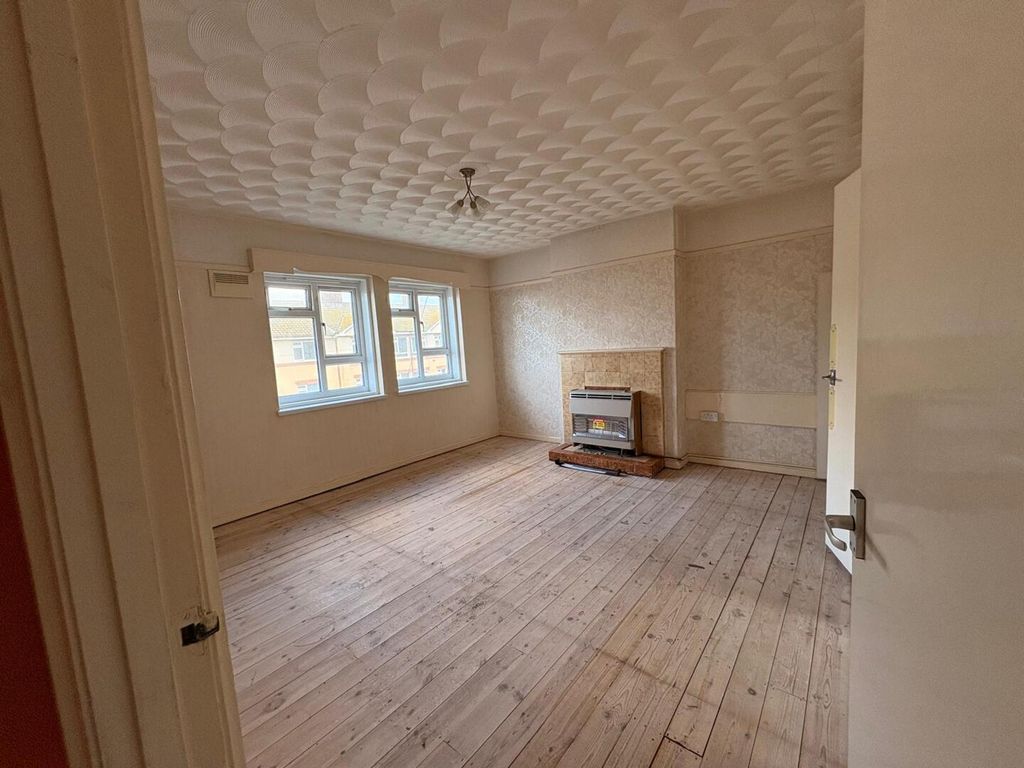 Property photo 3 of 21 Living Room