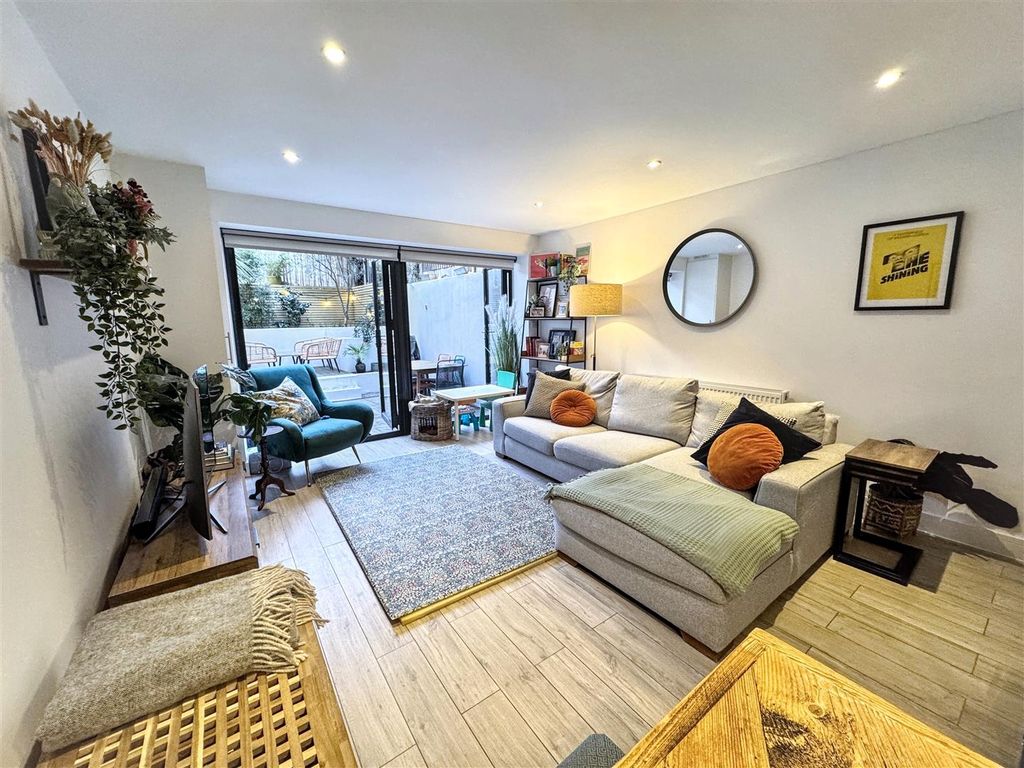 Property photo 2 of 20 Lounge