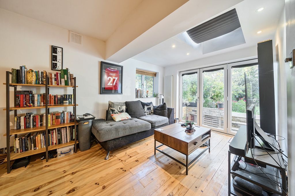 Property photo 1 of 18 1357991-12-68E777...