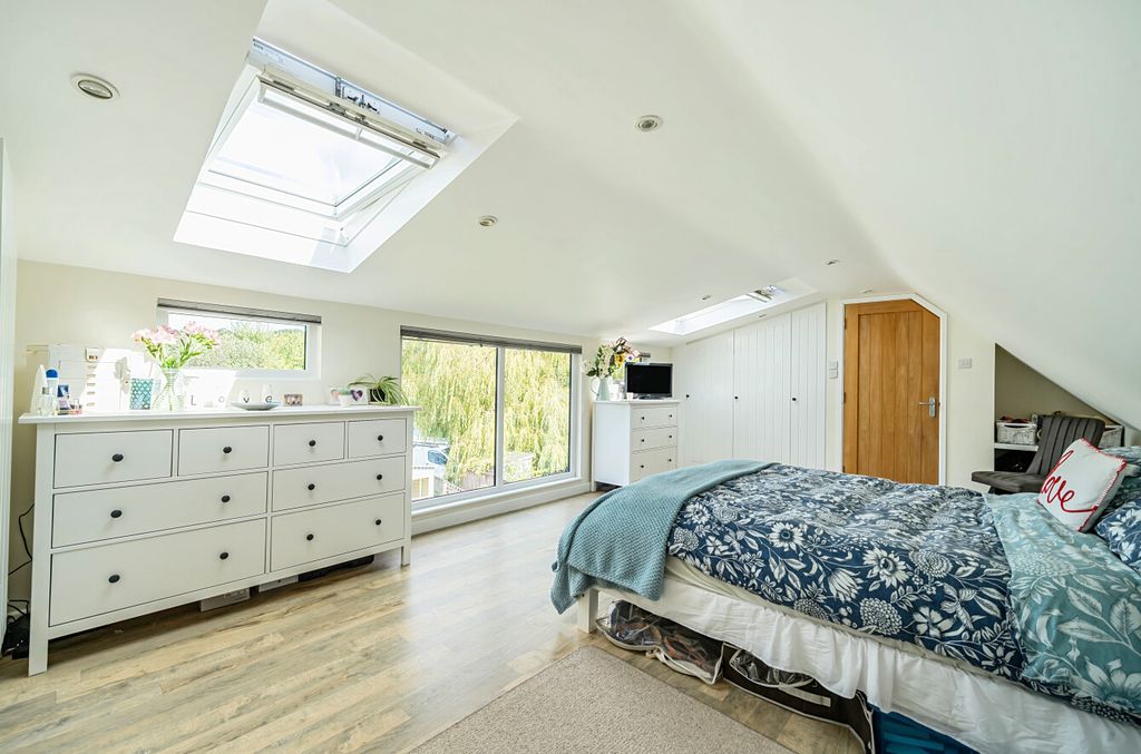 Property photo 2 of 18 Bedroom One