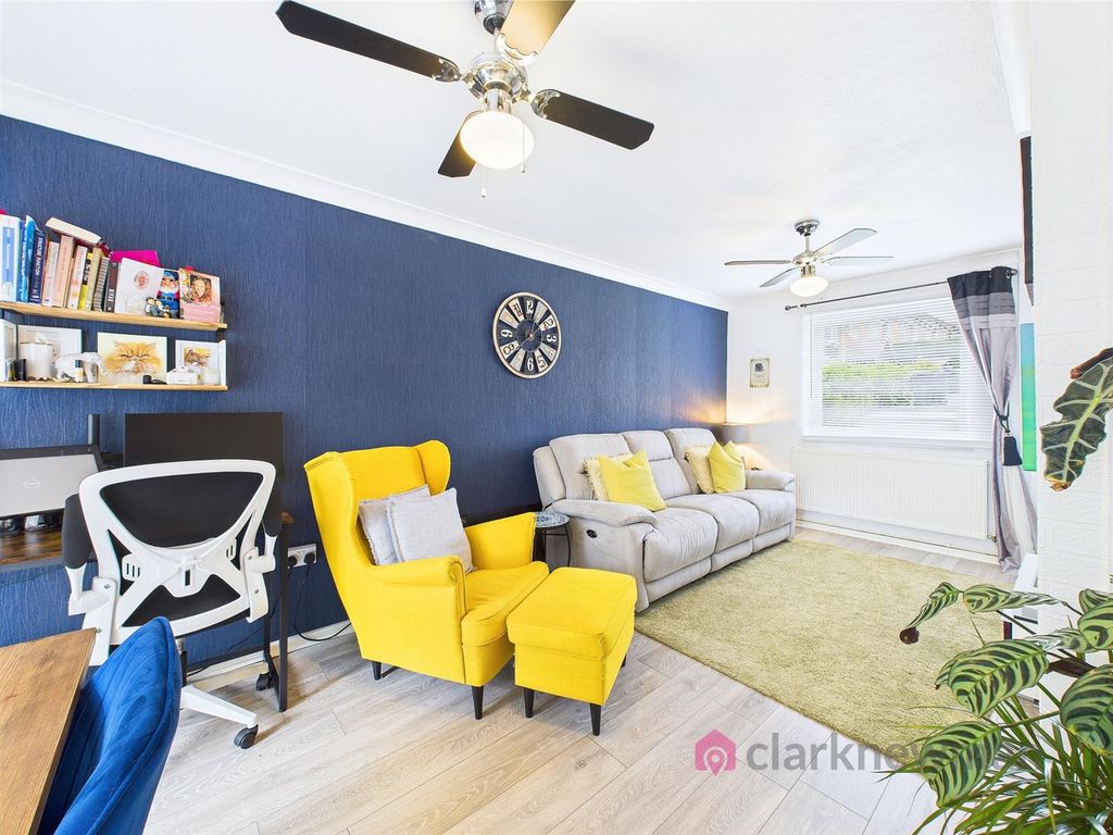 Property photo 2 of 18 Living Room