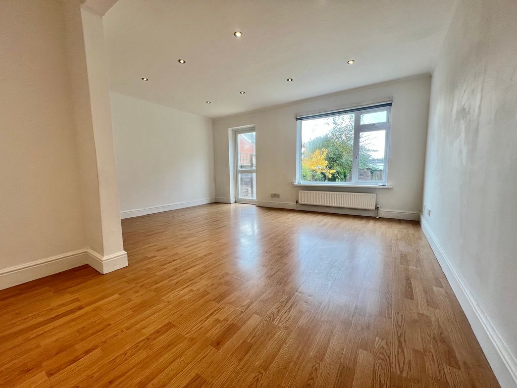 Property photo 3 of 9 Balcony