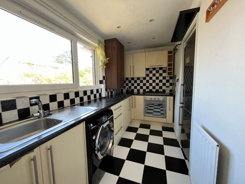 Property photo 2 of 9 Kitchen