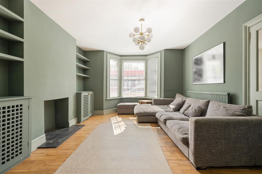 Property photo 3 of 20 Daisy Road, E18