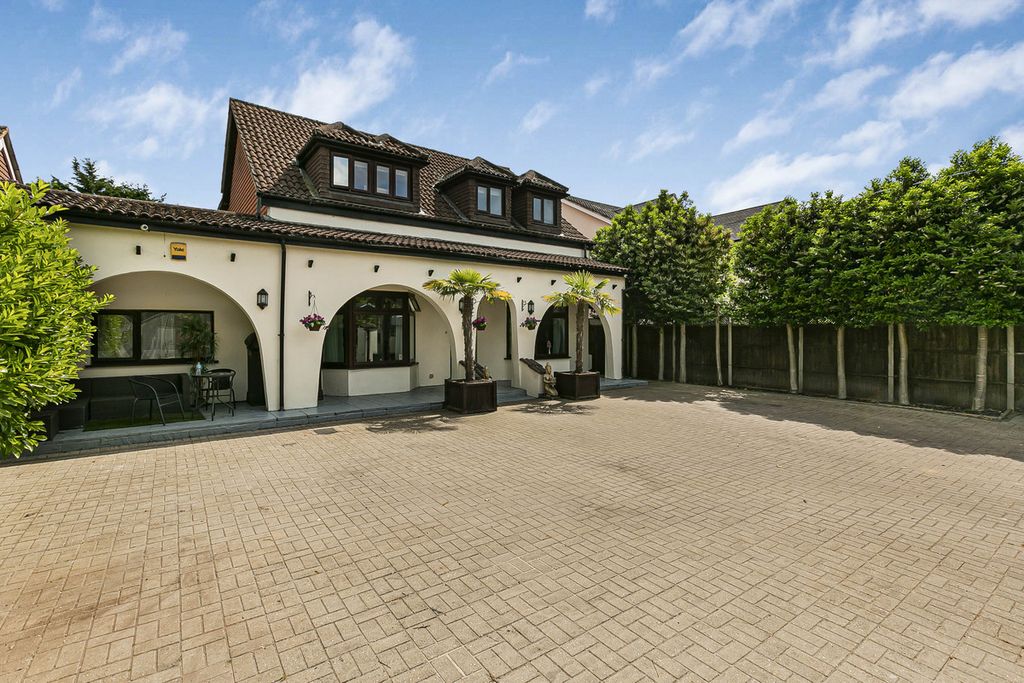 Property photo 2 of 23