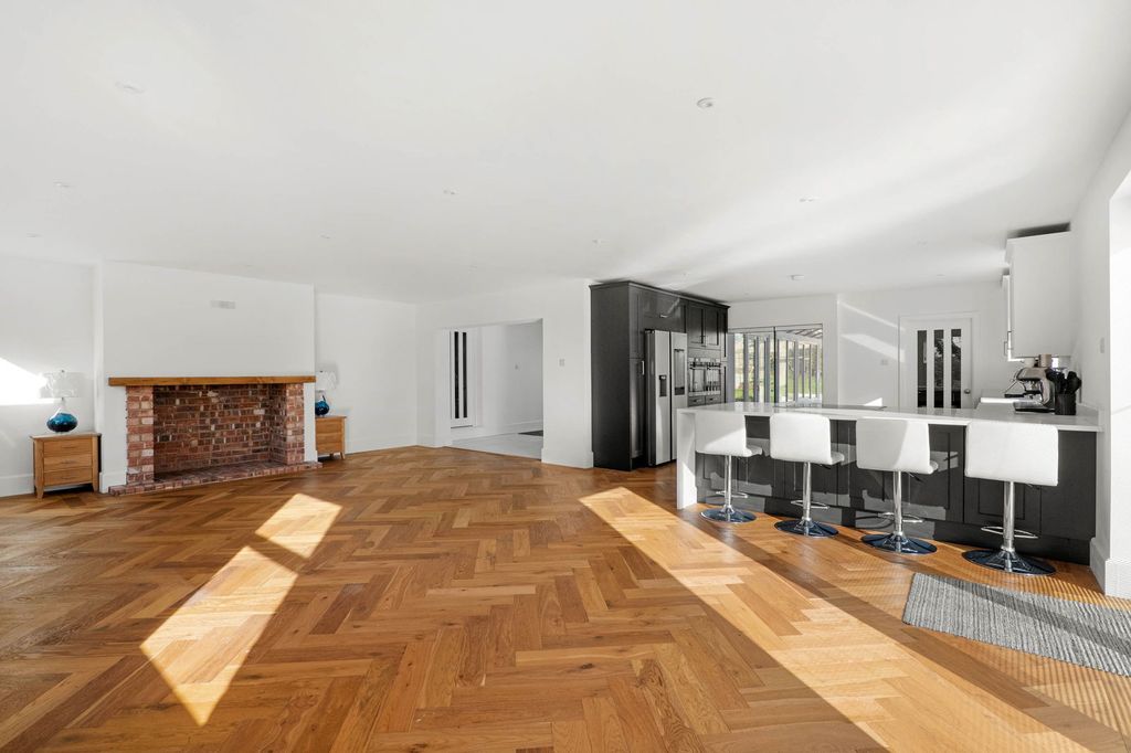 Property photo 2 of 27