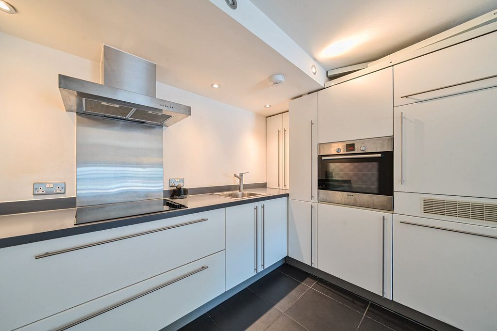 Property photo 3 of 11 Kitchen