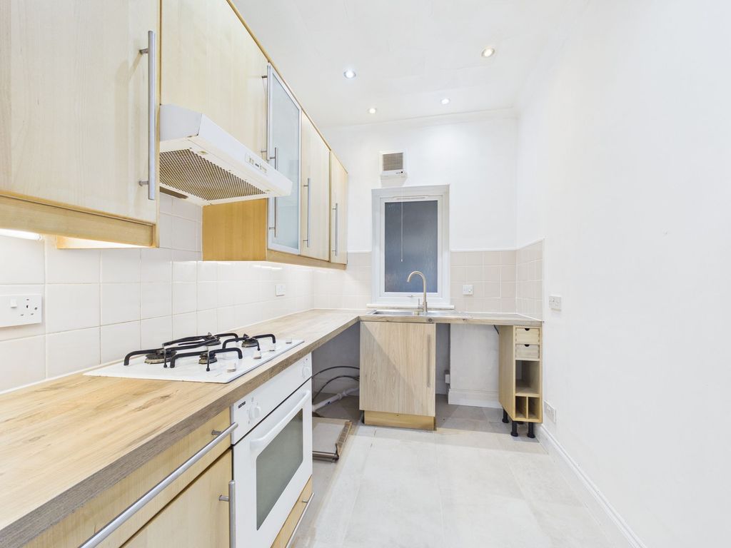 Property photo 3 of 10 Kitchen