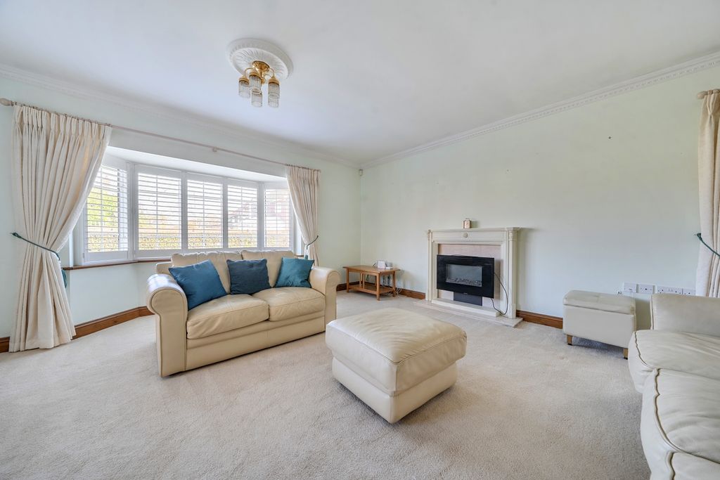 Property photo 3 of 19 Lounge