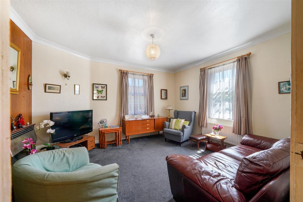 Property photo 3 of 18 Swinburne Road