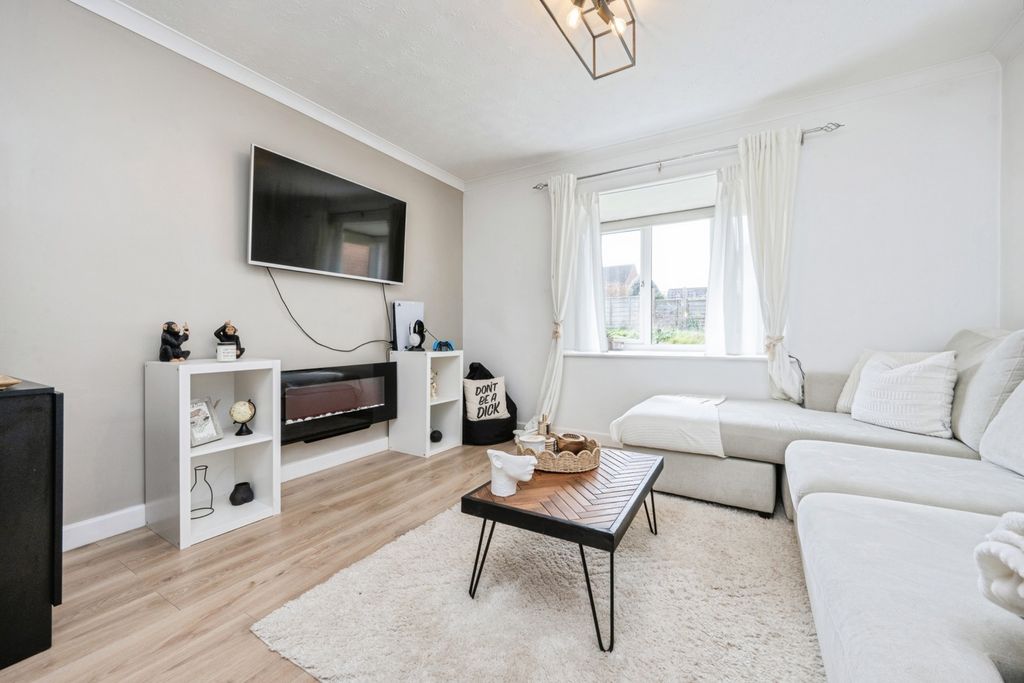 Property photo 3 of 19 Lounge