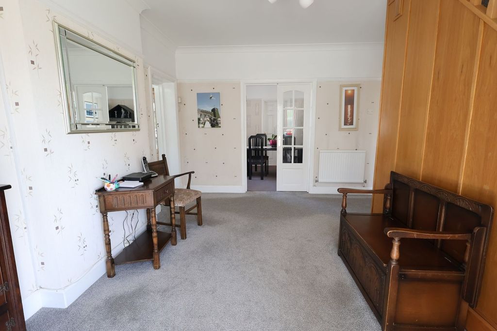 Property photo 2 of 28