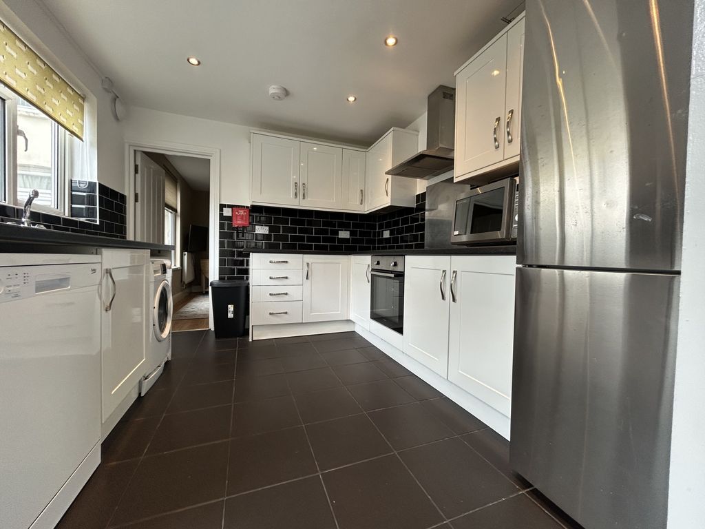 Property photo 2 of 10 Richards Street Kitchen