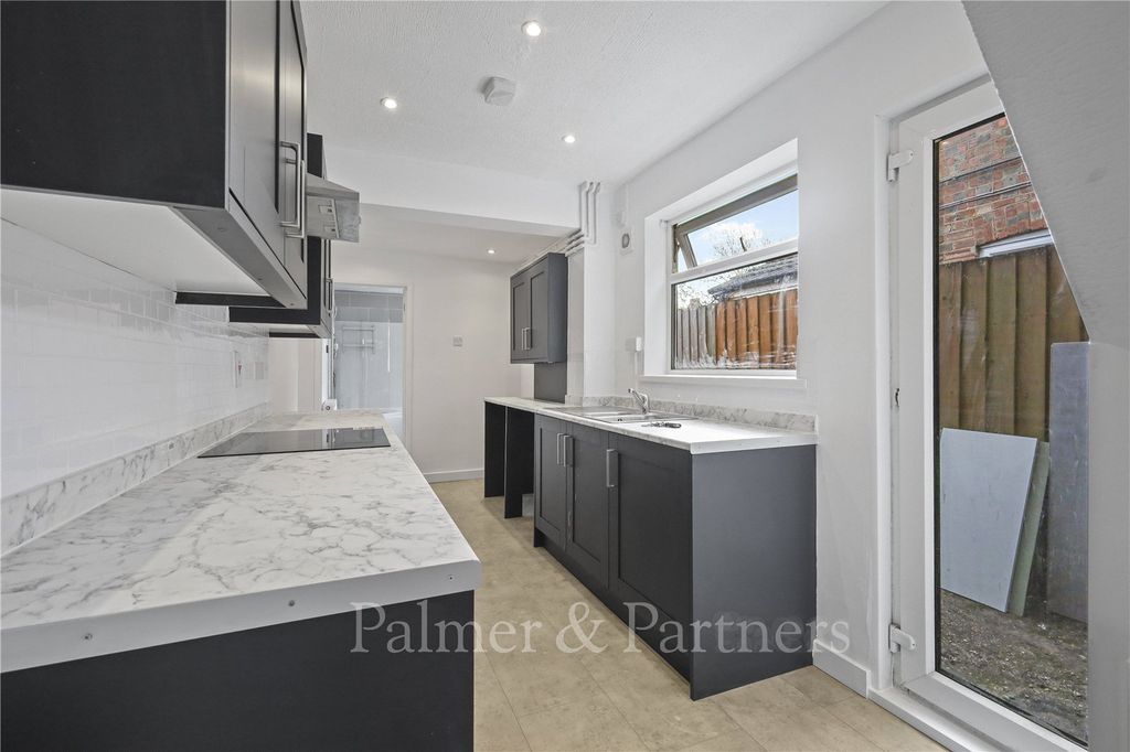 Property photo 3 of 11 Kitchen