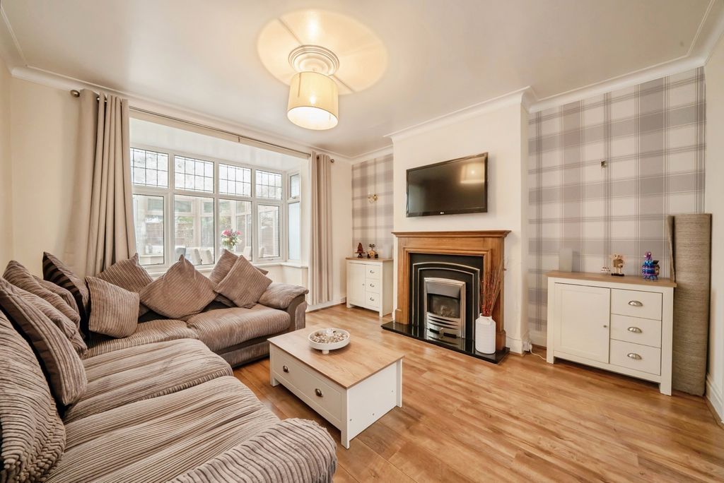 Property photo 2 of 24 Lounge