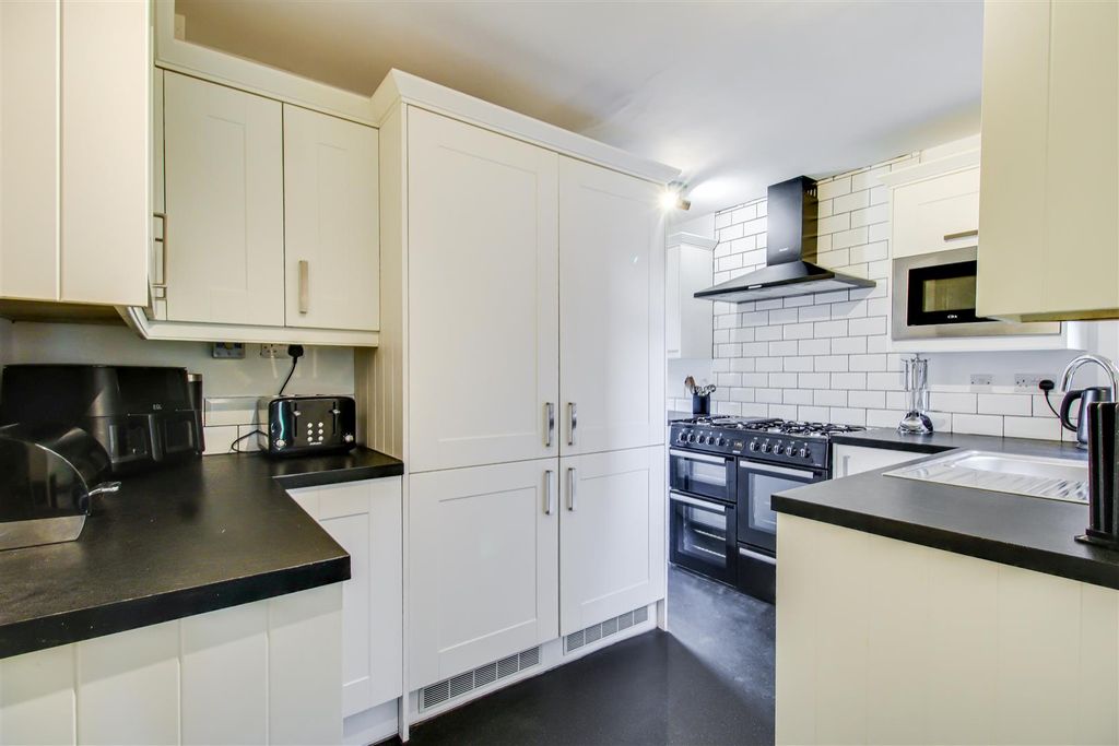 Property photo 3 of 17 Kitchen