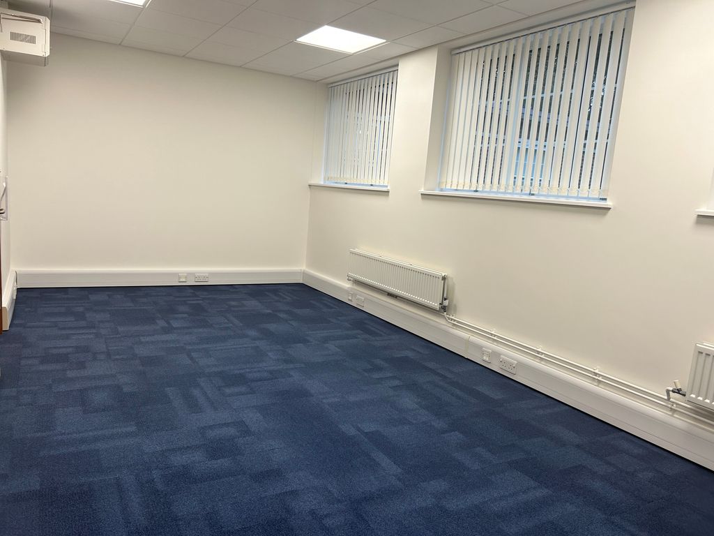 Property photo 1 of 13 60-32 To Let