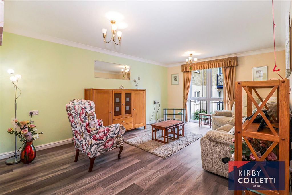 Property photo 2 of 15 Lounge