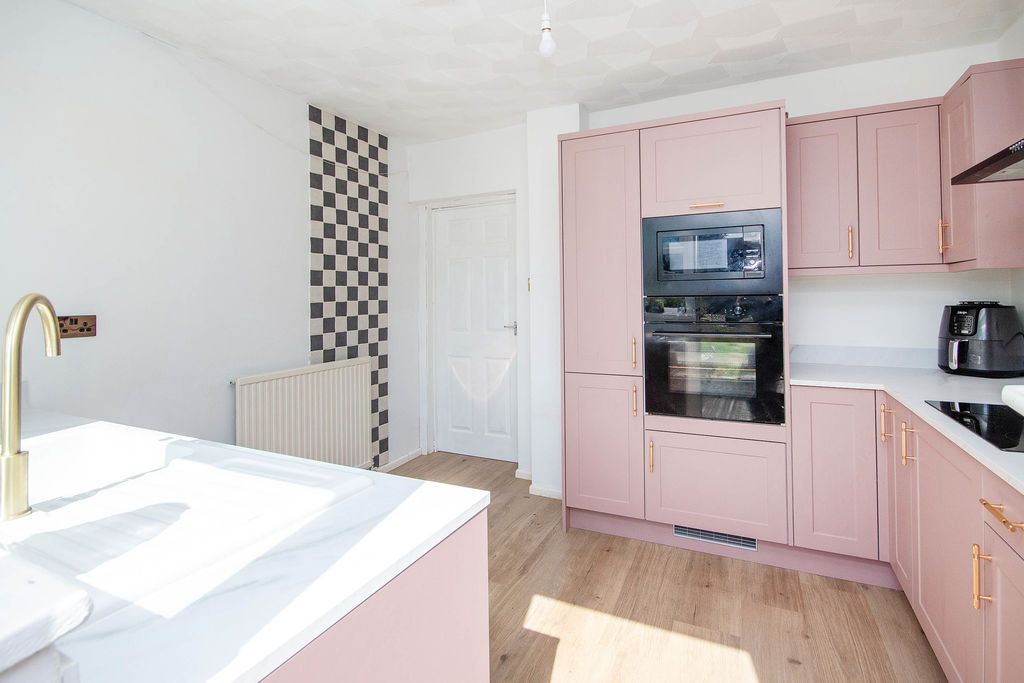 Property photo 3 of 12 Kitchen