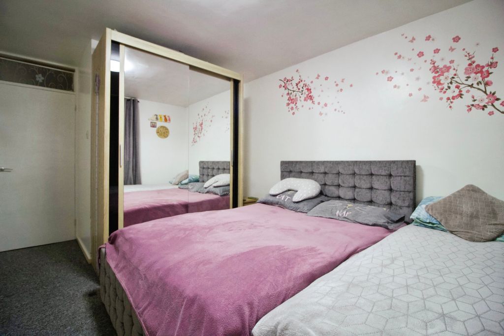 Property photo 2 of 5 Bedroom