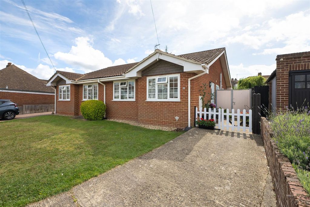 Property photo 1 of 12 Gordon Road, Whitstable