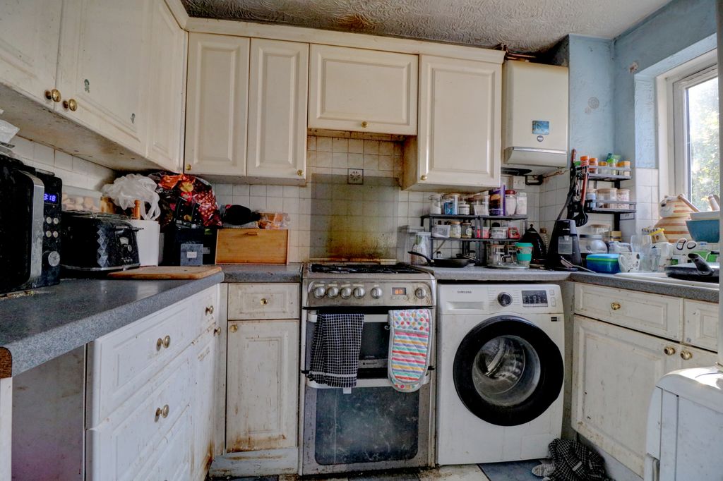 Property photo 3 of 10 Kitchen