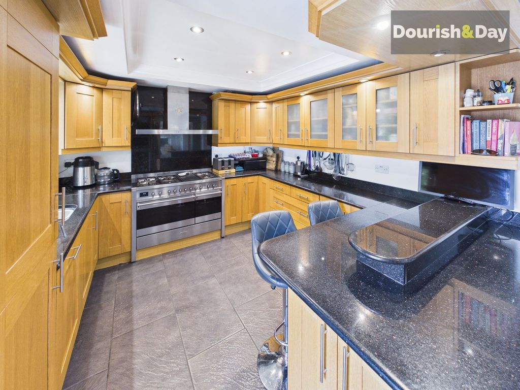 Property photo 2 of 31