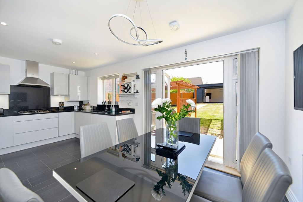 Property photo 2 of 27 Kitchen / Breakfast Room