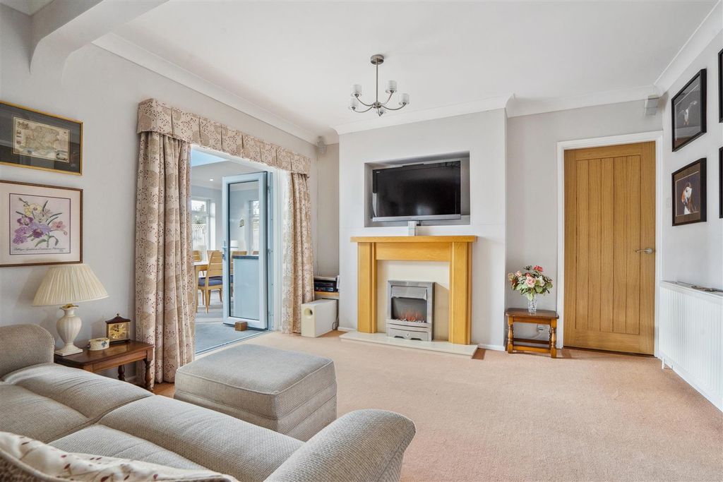 Property photo 3 of 21 Sitting/Dining Room