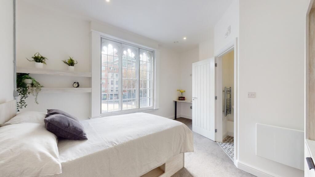 Property photo 1 of 6 A Bright And Spacious Large Double Bedroom Featuri...