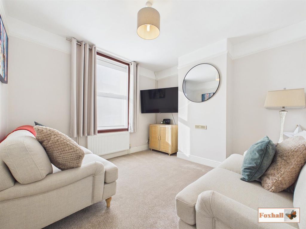 Property photo 2 of 15 Lounge