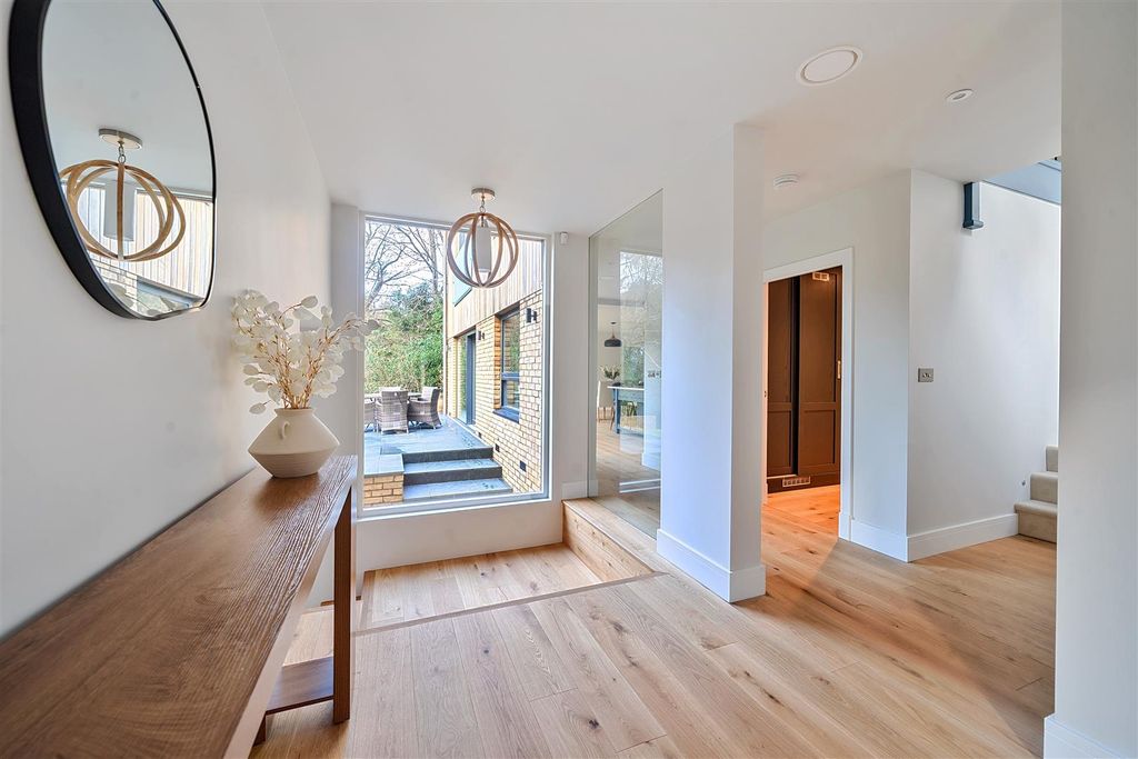 Property photo 2 of 15 Hallway.Jpg