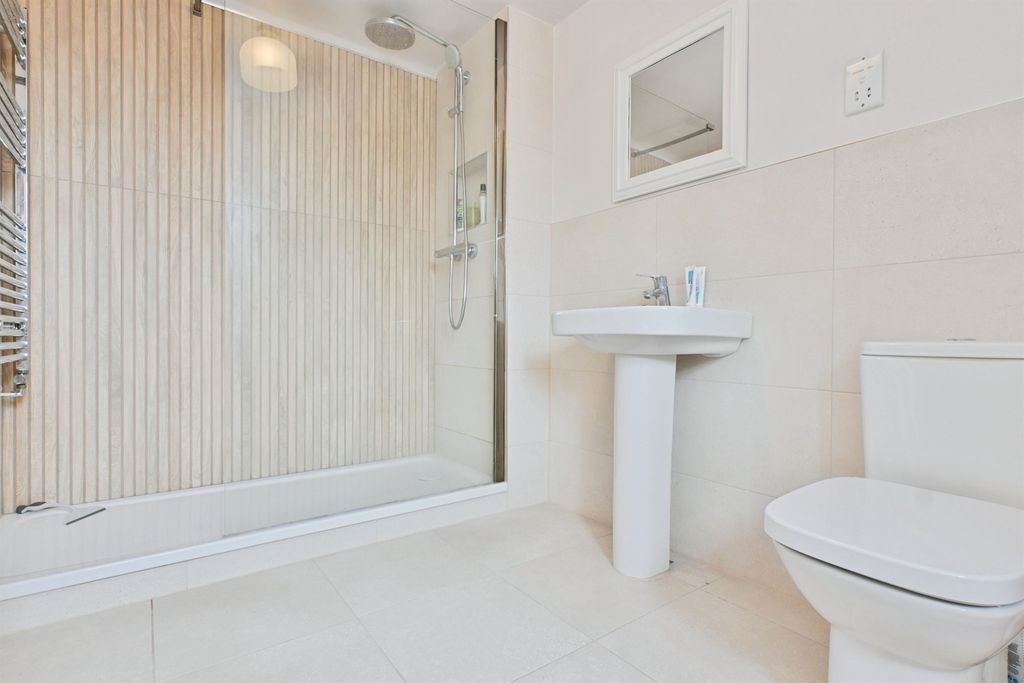 Property photo 2 of 14 En-Suite