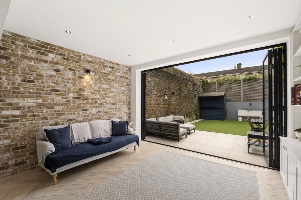 Property photo 3 of 17 Seating Area