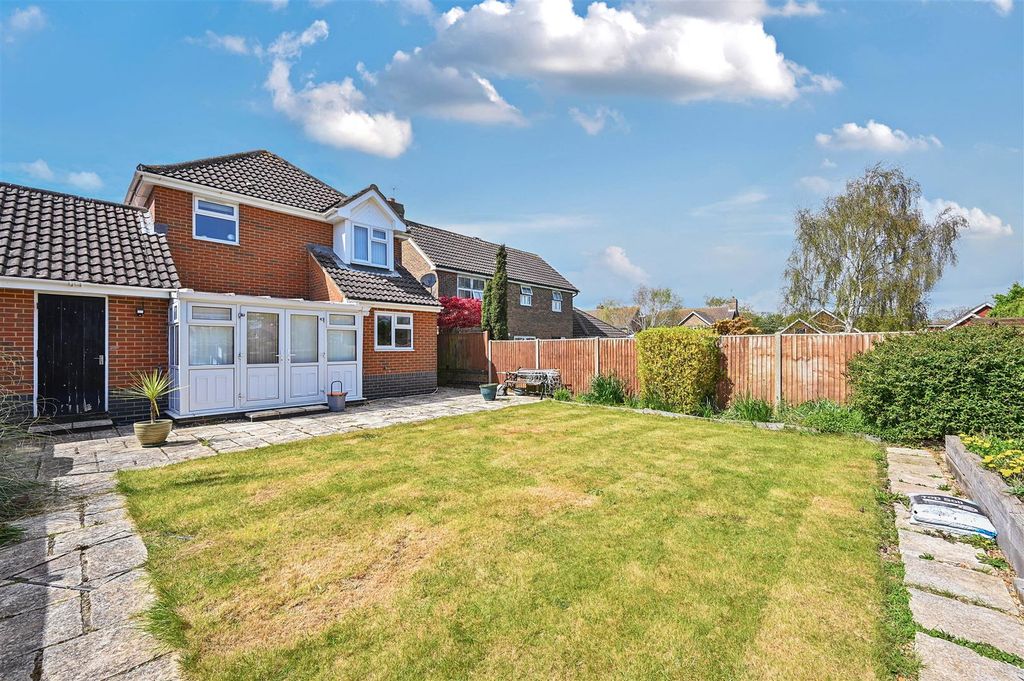 Property photo 2 of 24 2 Gainsborough Road - Tn402Ul - Photos (22).Jpg