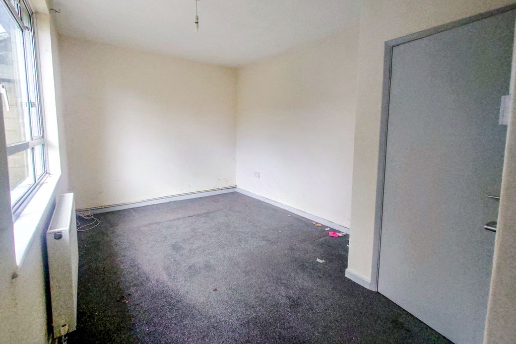 Property photo 3 of 14 3 Hobbes Close, Malmesbury, Wiltshire, Sn16 0Da