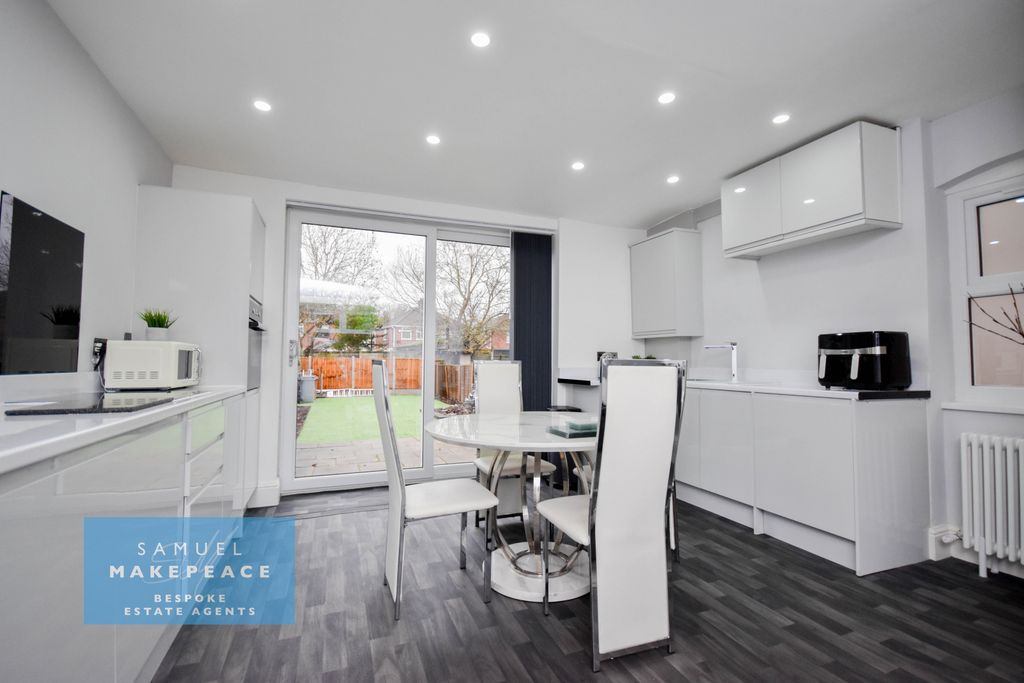 Property photo 3 of 17 Gallery