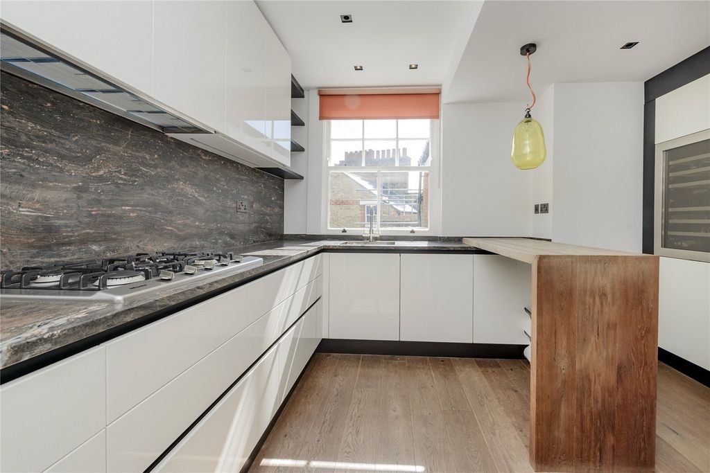 Property photo 3 of 12 Kitchen