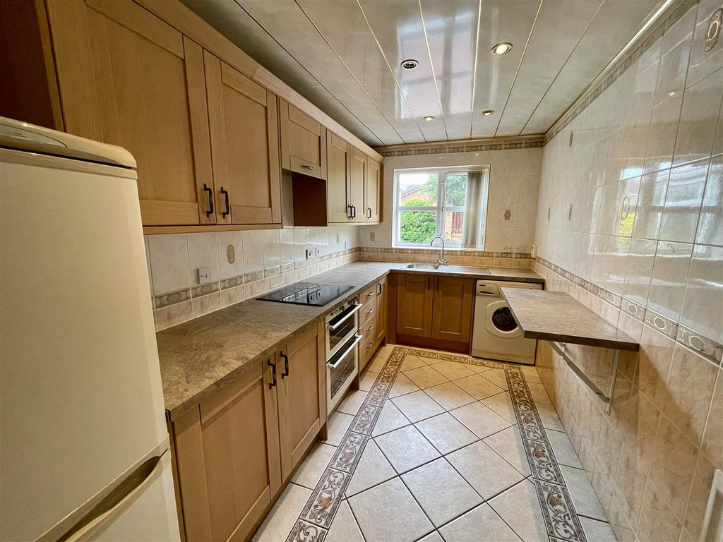 Property photo 3 of 11 Kitchen