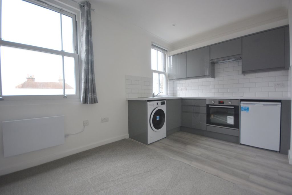 Property photo 1 of 6 1 Bed Unfurnished Flat