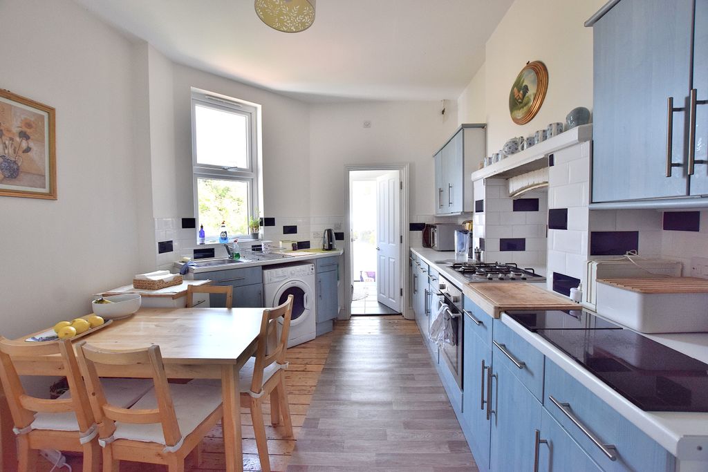 Property photo 2 of 7 Kitchen 