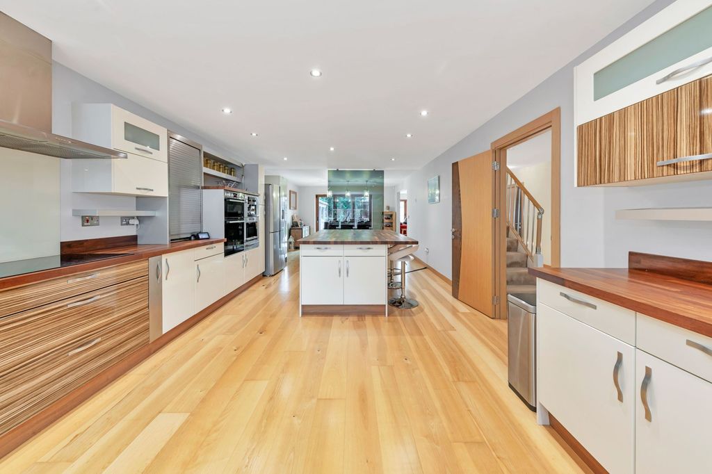 Property photo 2 of 28