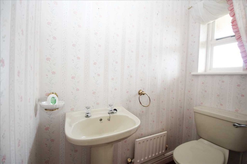Property photo 3 of 16 Cloakroom
